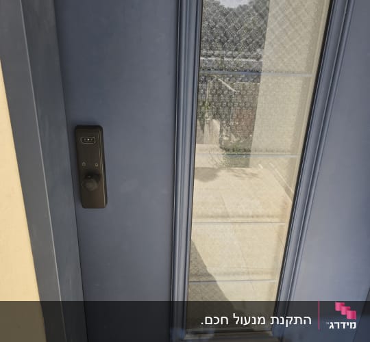 מנעול חכם דיגיטלי שחור מותקן על דלת כניסה